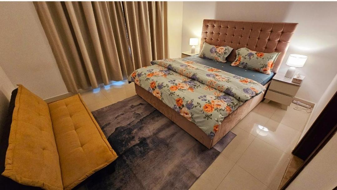 Deluxe Near Airport Проживання в сім'ї Дубай