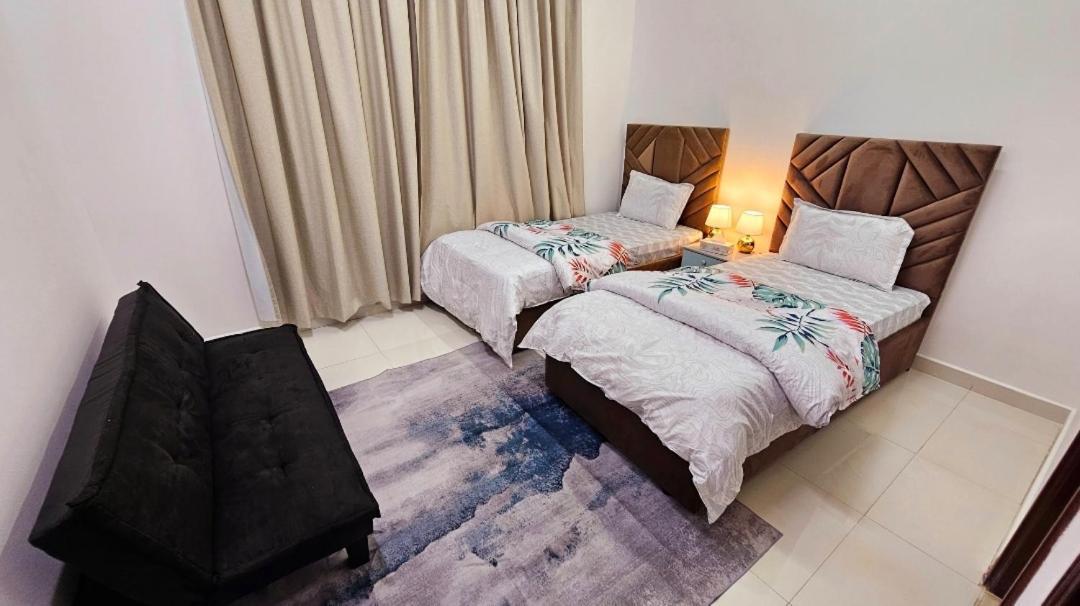 Deluxe Near Airport Проживання в сім'ї